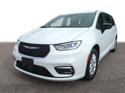 Used 2025 Chrysler Pacifica Select image 1