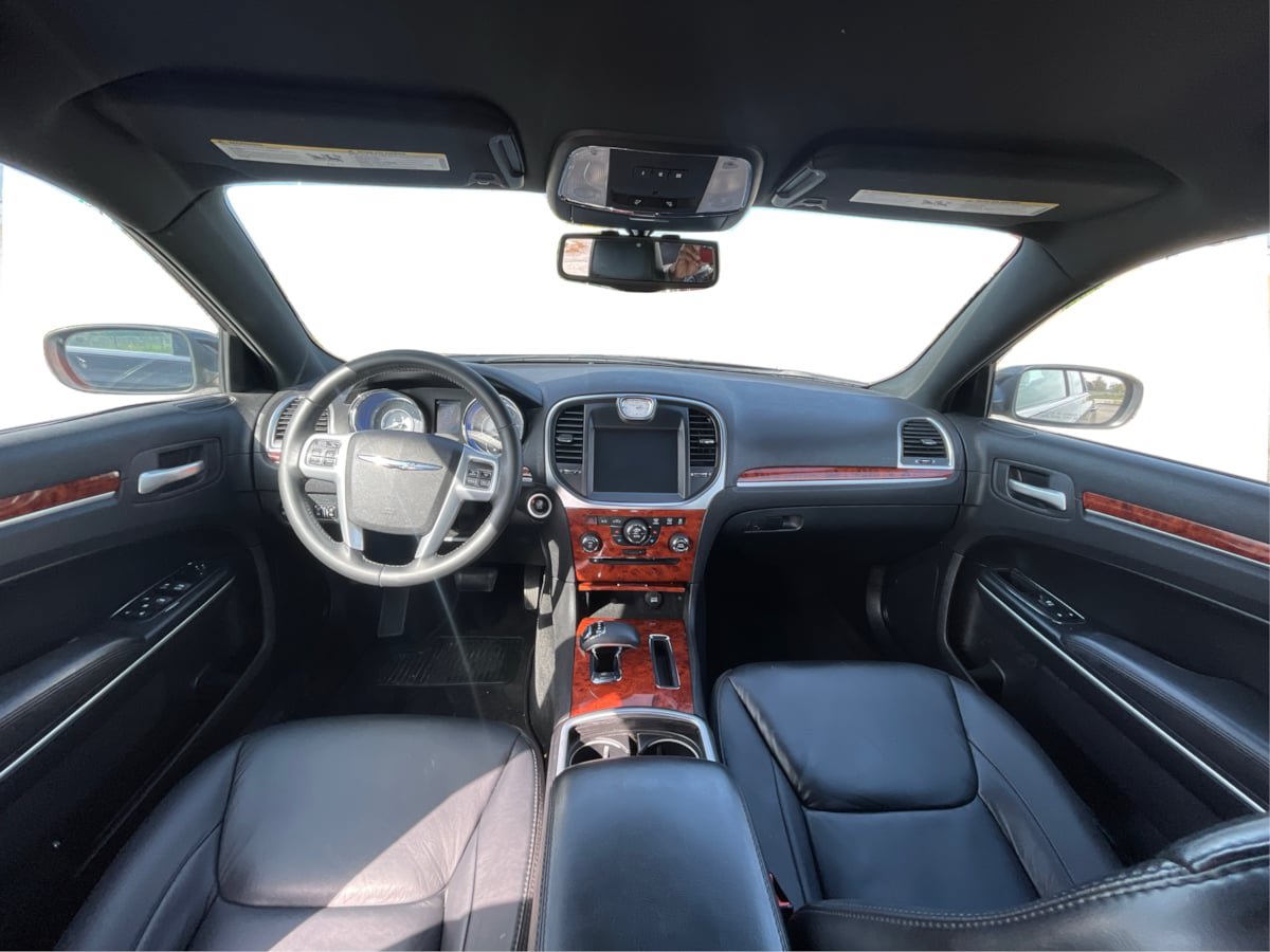 Used 2014 Chrysler 300 w/ Driver Convenience Group RWD image 22