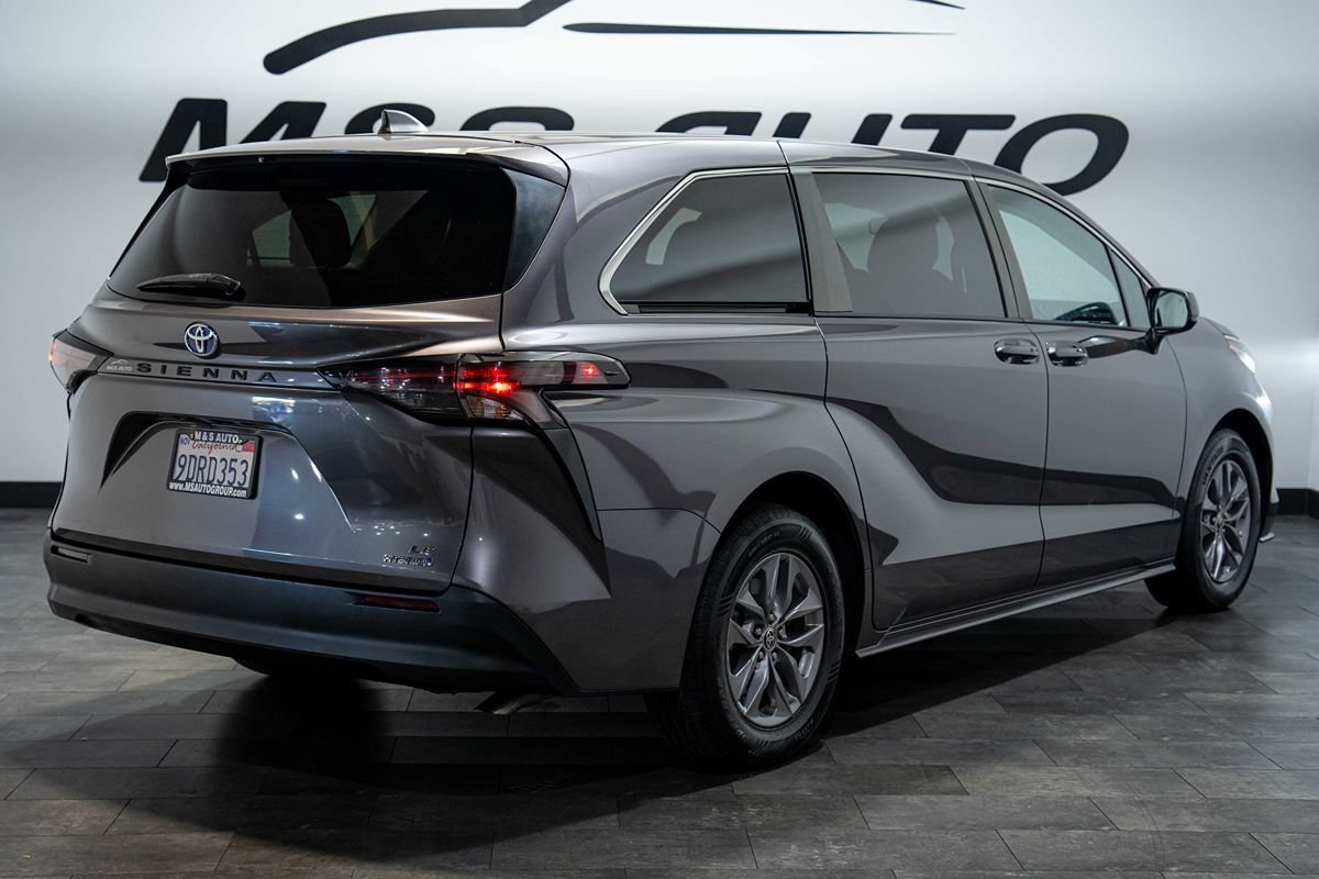 Used 2023 Toyota Sienna LE FWD image 2