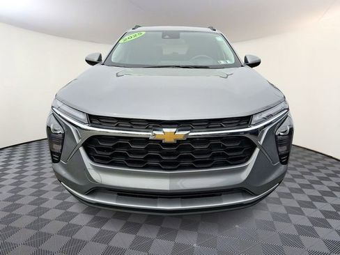 Used 2025 Chevrolet Trax LT FWD image 2