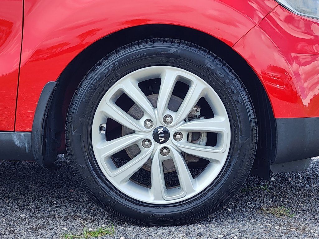 Used 2017 Kia Soul + FWD image 11