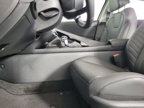 New 2025 Hyundai Elantra Limited image 28