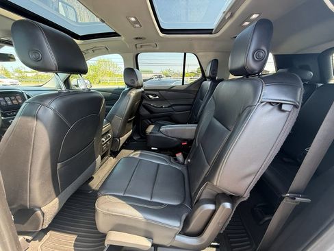 Used 2018 Chevrolet Traverse LT image 19