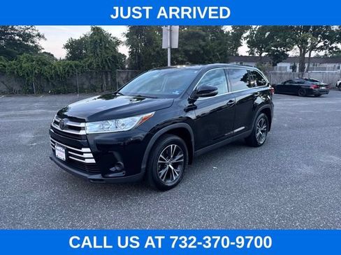 Used 2019 Toyota Highlander LE AWD/4WD image 1