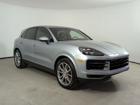 Certified 2025 Porsche Cayenne AWD/4WD image 7