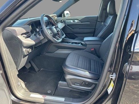 Used 2025 Ford Explorer ST-Line w/ ST-Line Street Pack AWD/4WD image 3