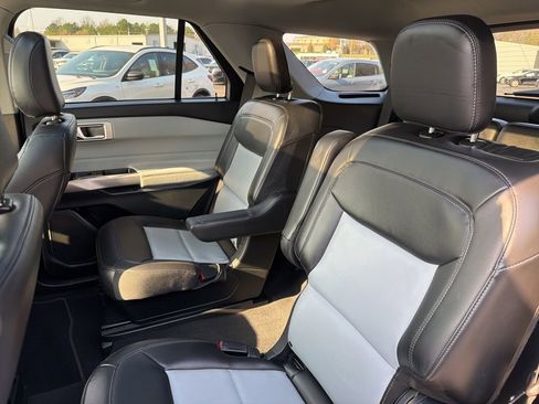 Used 2022 Ford Explorer XLT w/ Equipment Group 202A image 12