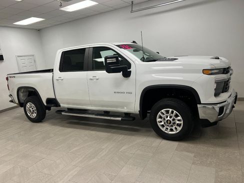 Used 2025 Chevrolet Silverado 2500 LT w/ Convenience Package AWD/4WD image 3