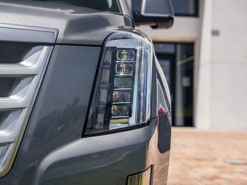 Used 2018 Cadillac Escalade Luxury AWD/4WD image 10