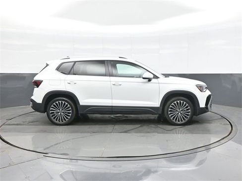 Certified 2025 Volkswagen Taos SE w/ Panoramic Sunroof Package image 8