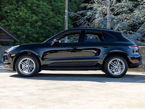 Certified 2025 Porsche Macan image 2