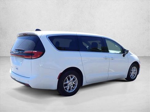 Used 2024 Chrysler Pacifica Touring-L FWD image 3