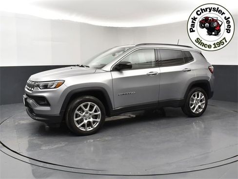 Used 2022 Jeep Compass Latitude image 3