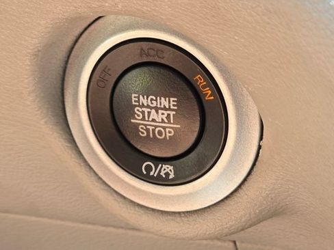 Used 2020 Chrysler Pacifica Touring FWD image 12