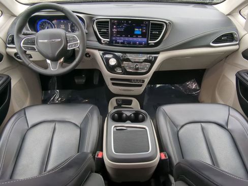 Used 2023 Chrysler Pacifica Touring-L image 15