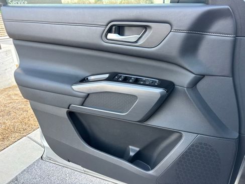 Used 2024 Nissan Pathfinder SL image 12