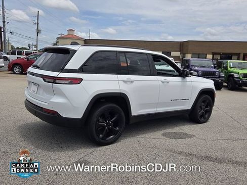 Used 2023 Jeep Grand Cherokee Altitude AWD/4WD image 15