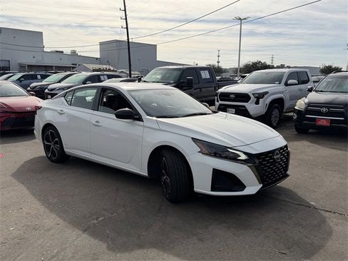 Used 2025 Nissan Altima 2.5 SR image 3