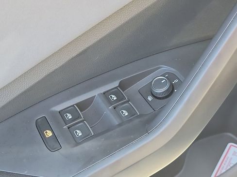 Used 2026 Volkswagen Jetta SE FWD image 19