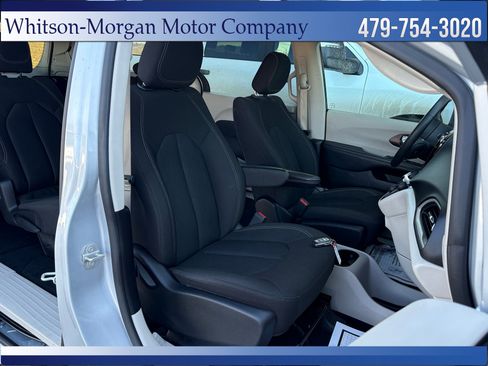 Used 2023 Chrysler Voyager LX image 40