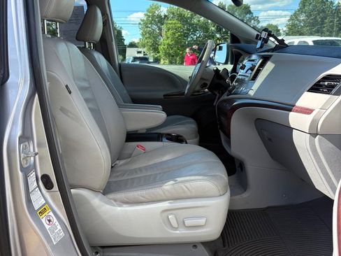 Used 2013 Toyota Sienna XLE AWD/4WD image 11