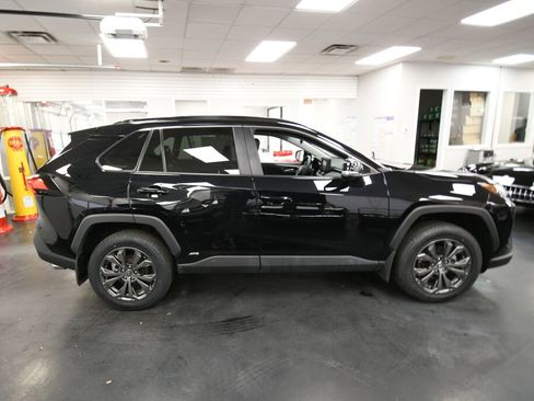 Used 2022 Toyota RAV4 XLE Premium image 8