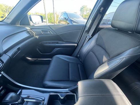 Used 2017 Honda Accord Sport image 9