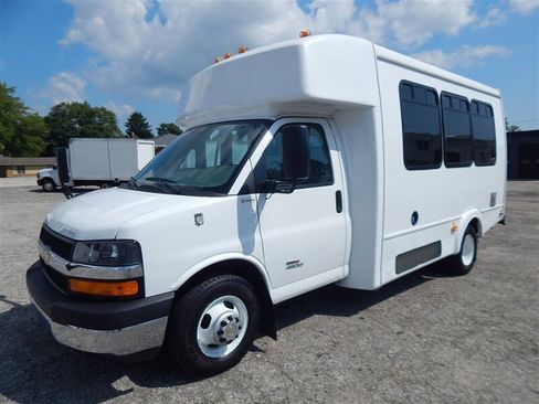Used 2016 Chevrolet Express 4500 w/ Shuttle Bus Package image 3