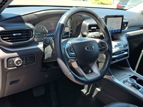 Used 2023 Ford Explorer XLT w/ Equipment Group 202A AWD/4WD image 17