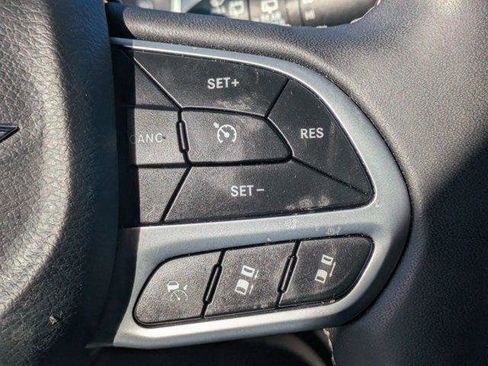 Certified 2025 Chrysler Pacifica Select image 21