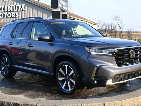 Used 2025 Honda Pilot Touring image 3