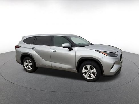 Used 2025 Toyota Highlander LE FWD image 2