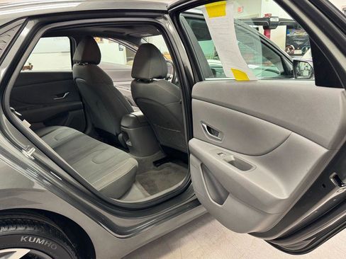Used 2025 Hyundai Elantra SEL image 21