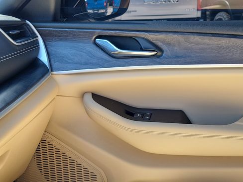 Used 2025 Jeep Grand Cherokee Limited image 29