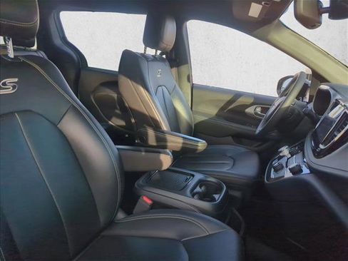 Used 2024 Chrysler Pacifica Touring-L w/ S Appearance Package image 25