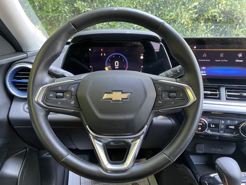 Used 2024 Chevrolet Trax LT w/ LT Convenience Package FWD image 18