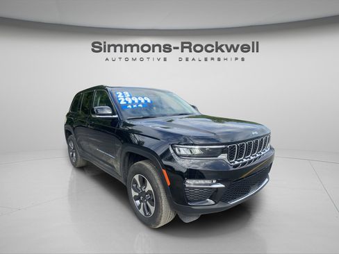 Used 2023 Jeep Grand Cherokee BASE image 3