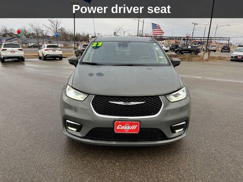 Used 2023 Chrysler Pacifica Touring-L image 10