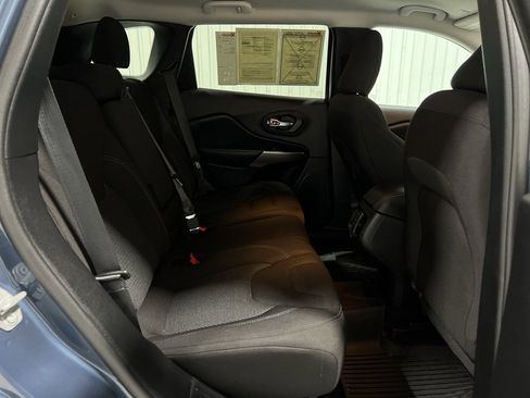 Used 2021 Jeep Cherokee Latitude w/ Mopar Interior Package image 25