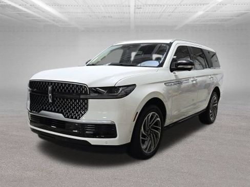 Used 2025 Lincoln Navigator Reserve AWD/4WD image 3