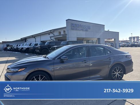 Used 2024 Toyota Camry SE image 1