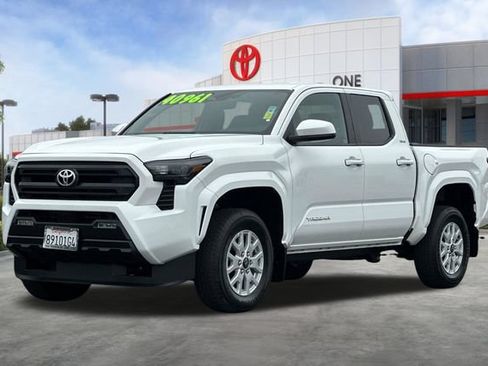 Used 2025 Toyota Tacoma SR5 AWD/4WD image 9