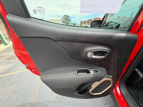 Used 2017 Jeep Renegade Latitude w/ Cold Weather Group FWD image 10