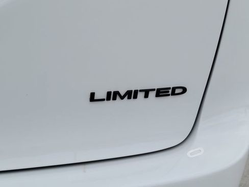 Used 2025 Chrysler Pacifica Limited FWD image 16