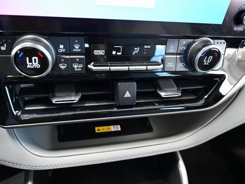 Used 2023 Toyota Highlander XLE image 18