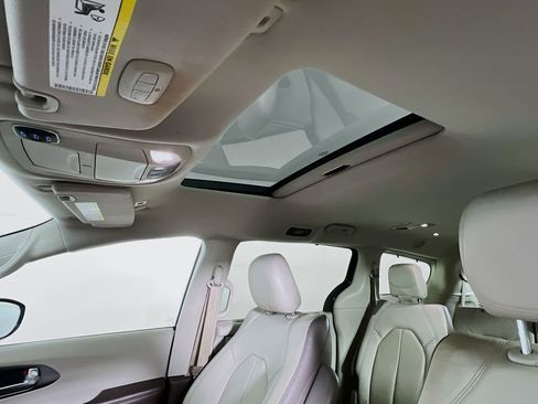 Used 2019 Chrysler Pacifica Touring-L w/ Advanced Safetytec Group image 22