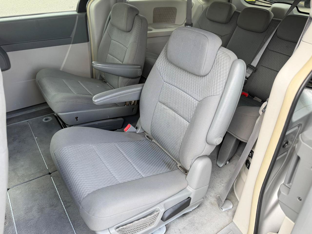 Used 2010 Chrysler Town & Country Touring FWD image 15