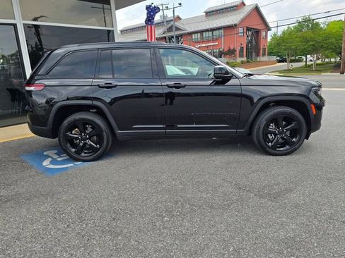 Used 2023 Jeep Grand Cherokee Altitude AWD/4WD image 42