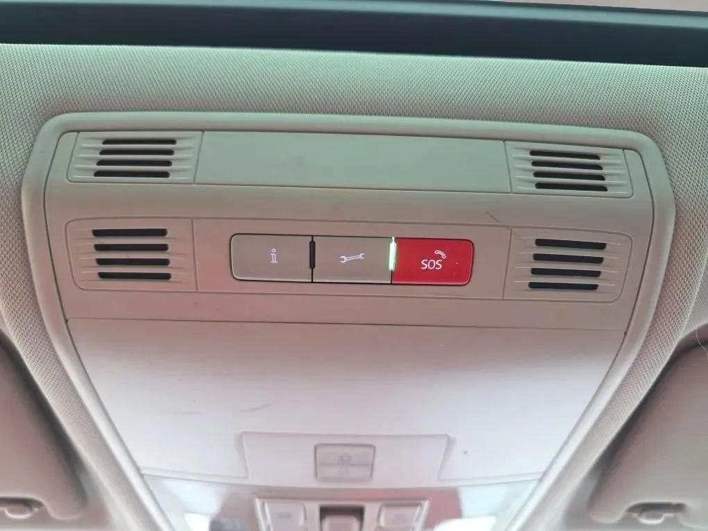 Used 2023 Volkswagen Taos SE w/ Panoramic Sunroof Package FWD image 38