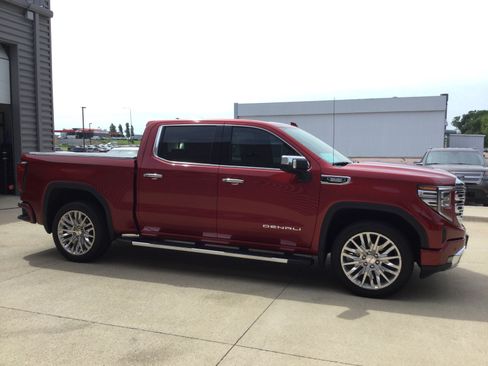Used 2024 GMC Sierra 1500 Denali w/ Technology Package AWD/4WD image 4